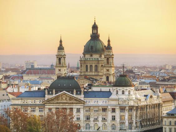 Hungary là một trong những quốc gia có tốc độ “leo thang” nhanh nhất trong khảo sát của InterNations xét trên tiêu chí thu nhập cá nhân, điều này có nghĩa những người nước ngoài tới sống ở Hungary đang ngày càng có thu nhập tốt hơn, điều này đóng góp không nhỏ trong cảm nhận về hạnh phúc cuộc sống. Bên cạnh việc thu nhập tăng lên, chi phí cuộc sống ở Hungary lại không tăng, khiến đất nước này nằm trong những quốc gia có chi tiêu cuộc sống khá rẻ, giúp người nước ngoài tiết kiệm được nhiều hơn.