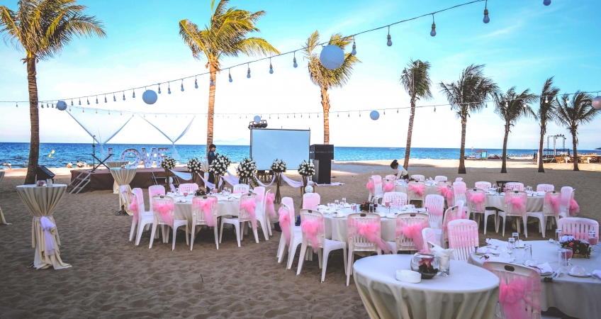 Ready for a beachfront wedding party at the Holiday Beach Danang Hotel & Resort