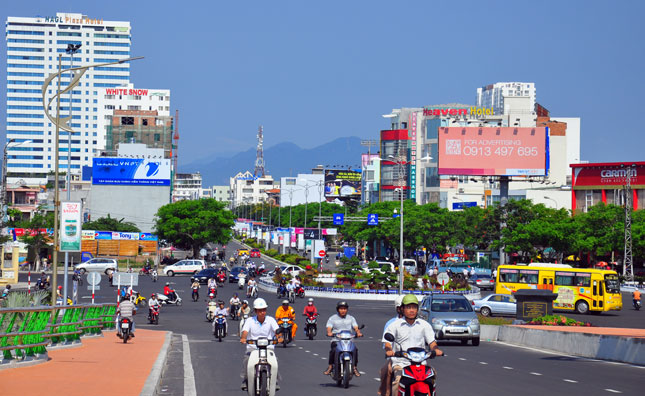 Đường Nguyễn Văn Linh-Cầu Rồng một trong những tuyến đường được cải tạo để phục vụ AFEC
