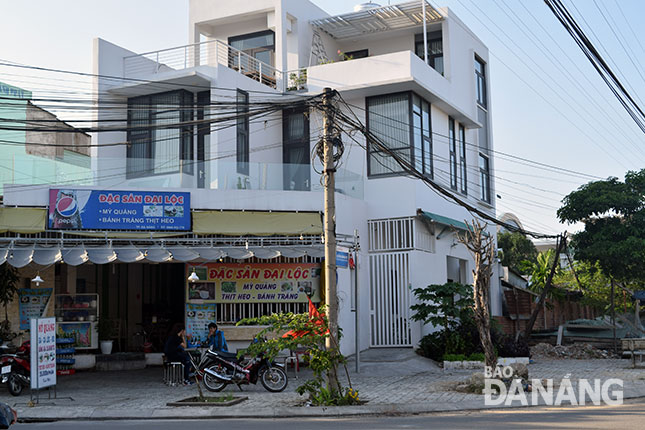 Vợ chồng ông Dũng ngang nhiên xây nhà sai giấy phép, bịt kín cả lối đi chung, khiến các hộ dân ở phía sau nhà ông Dũng phải gửi đơn kêu cứu đến các cơ quan chức năng.