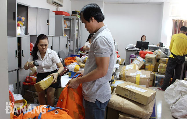 Nhiều hàng hóa mua qua mạng đã được Bưu điện chuyển đến tận tay khách hàng nhanh chóng.