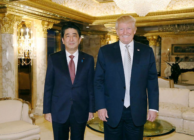 Thủ tướng Nhật Bản Shinzo Abe (trái) là nhà lãnh đạo nước ngoài đầu tiên gặp gỡ ông Donald Trump vào ngày 18-11-2016, lúc vị tỷ phú này mới đắc cử Tổng thống Mỹ. 	       Ảnh: AFP