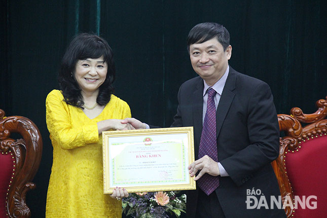 Vice Chairman Dung (right) presenting a Certificate of Merit to Dr Hirai