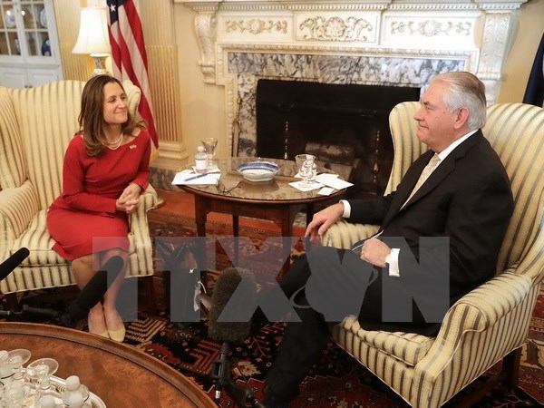 Ngoại trưởng Mỹ Rex Tillerson (phải) và người đồng cấp Canada Chrystia Freeland (trái) tại cuộc gặp ở Washington, DC, Mỹ. (Nguồn: AFP/TTXVN)