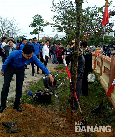 Đoàn viên, thanh niên trồng 1.000 cây xanh tại huyện Hòa Vang.