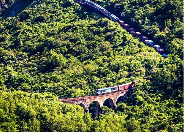 The Hai Van Pass is the geographical boundary between Da Nang and Thua Thien-Hue Province