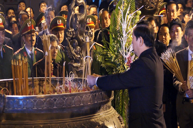 Chủ tịch nước Trần Đại Quang dâng hương trước ban thờ Trung thiên đền Thiên Trường