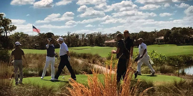 Tổng thống Donald Trump chia sẻ bức ảnh đánh golf với Thủ tướng Shinzo Abe trên facebook. 				             Ảnh: AP