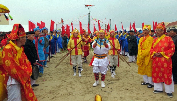   The ‘ba trao’ (dancing and singing local traditional folk songs)