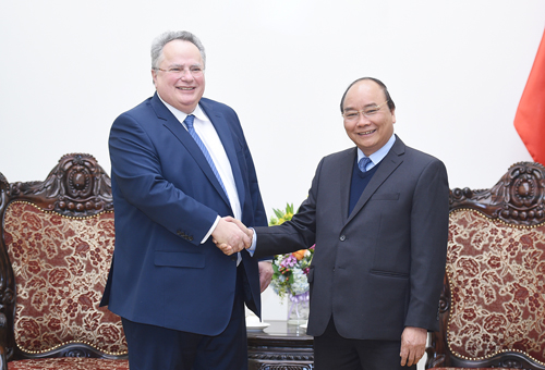 Thủ tướng tiếp Bộ trưởng Bộ Ngoại giao Hy Lạp Nikos Kotzias. Ảnh: VGP/Quang Hiếu