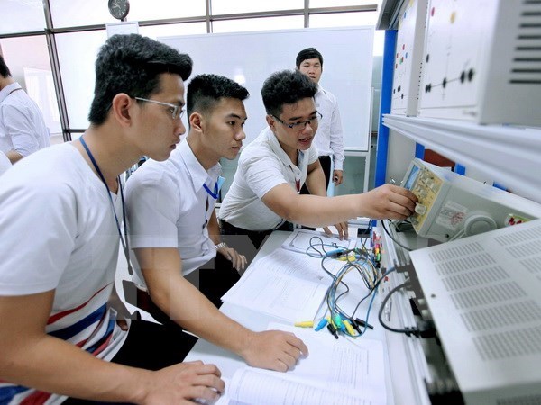 Students practise in an electrobic and communication engineering class (Photo: VNA)