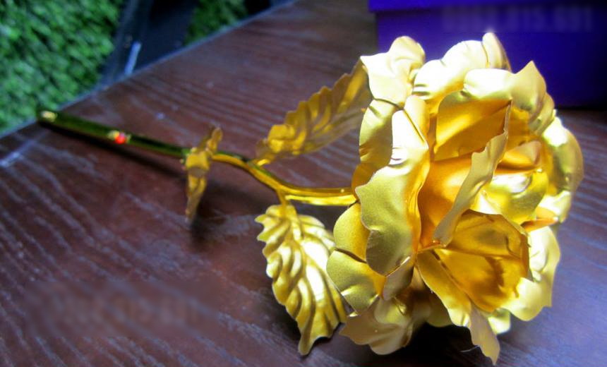 A '24k gold-coated' rose is seen in a Facebook ad.