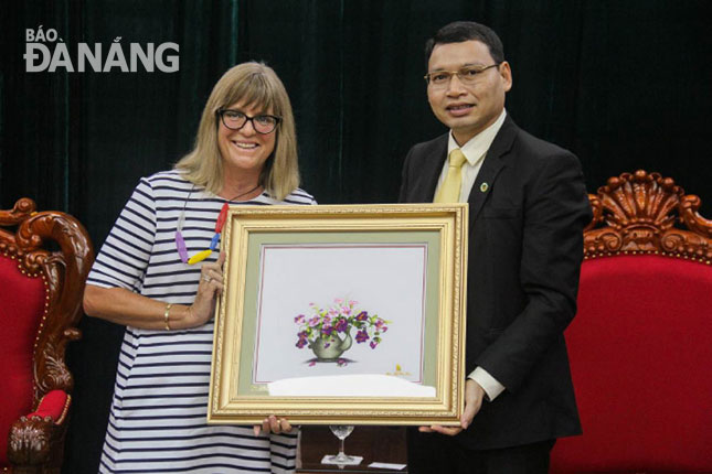 Consul General Lanyon (left) and Vice Chairman Minh