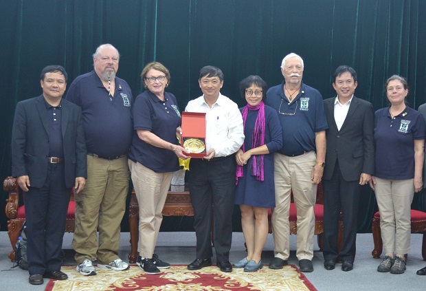 Vice Chairman Dung (4th, left) and VVA representatives