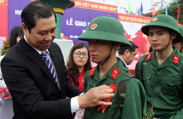  Chairman Huynh Duc Tho and new recruits in Hoa Vang District