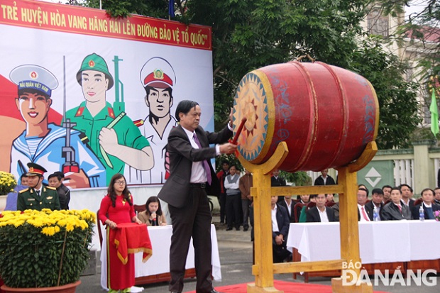    ... and beating a drum to urge the new recruits to hurry up and leave their departure point to fulfil their obligations