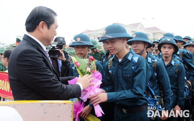  Chairman Tho presenting flowers to some new recruits in Hoa Vang District