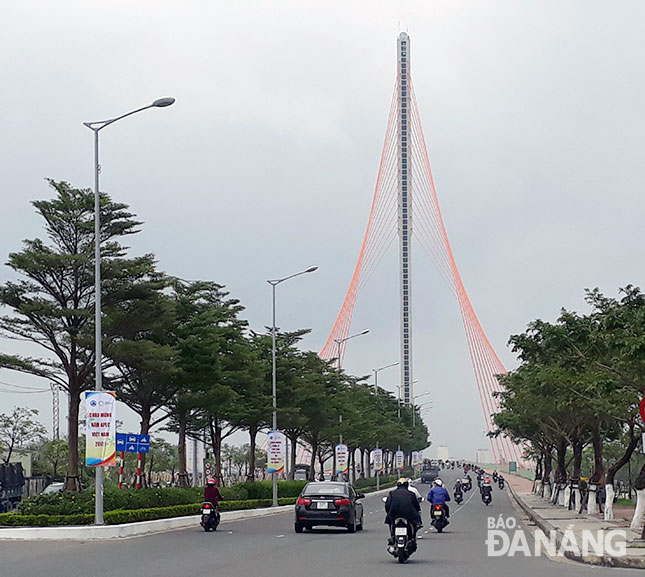 ‘Welcome in APEC Viet Nam Year 2017’ banners displayed on approach roads to the Tran Thi Ly Bridge