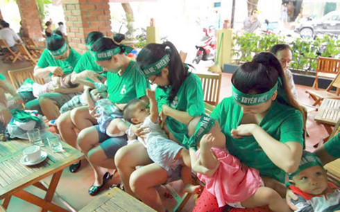 Donors provide breast milk for infants. A pilot breast milk bank project was started yesterday at Da Nang Maternity and Pediatric Hospital. — Photo vov.vn Read more at http://vietnamnews.vn/society/281250/da-nang-launches-pilot-breast-milk-bank.html#LfFyIVoIW1VzTHmf.99