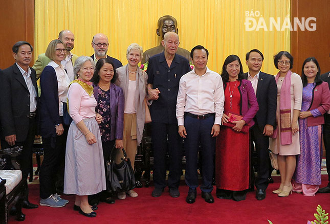  Secretary Anh (5th right) with some representatives from the city authorities and SOS Children’s Villages International