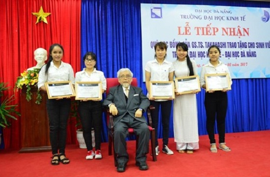  Professor Takahashi (seated) and the 5 students receiving scholarships (Photo: Internet)