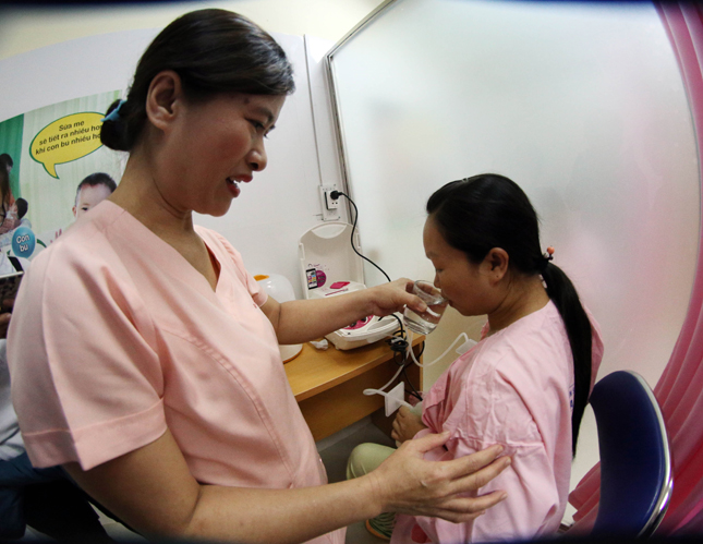 Nhân viên y tế túc trực để hỗ trợ các mẹ thực hiện đúng quy trình lấy sữa cho các bà mẹ khi hiến tặng sữa