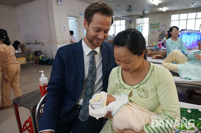 Ngân hàng sữa mẹ đầu tiên tại Việt Nam sẽ hỗ trợ chăm sóc điều trị cho 3.000 - 4.000 trẻ nhỏ mỗi năm. Trong ảnh: Ông Roger Mathisen, Giám đốc Chương trình Alive & Thrive Đông Nam Á thăm một trẻ sơ sinh vừa chào đời tại Bệnh viện Phụ sản - Nhi Đà Nẵng.