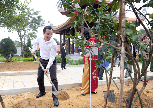 Ủy viên Trung ương Đảng, Bí thư Thành ủy, Chủ tịch HĐND thành phố Đà Nẵng Nguyễn Xuân Anh trồng cây Bưởi tại Đài tưởng niệm liệt sĩ Hòa Vang.