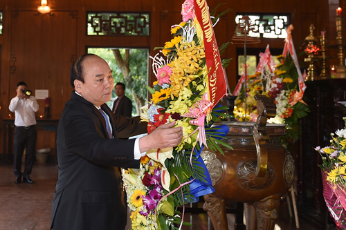 Thủ tướng dâng hương, dâng hoa tưởng nhớ Chủ tịch Hồ Chí Minh. Ảnh: VGP/Quang Hiếu