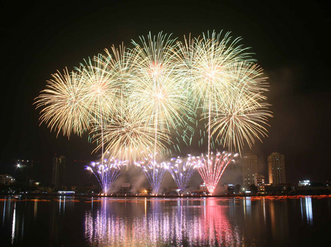 Lễ hội pháo hoa quốc tế ở Đà Nẵng sẽ được nâng tầm từ năm 2017.  	   Ảnh: THANH TUYỀN