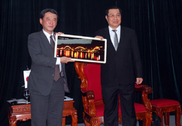 Chairman Tho presenting a momento to (Photo: Baomoi.com)