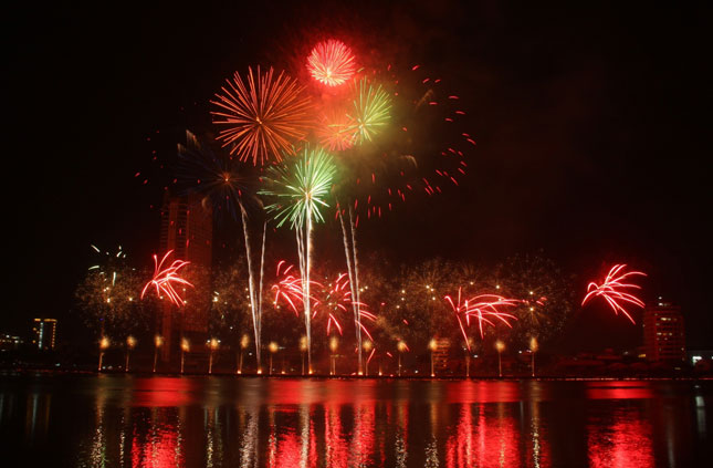  A spectacular fireworks performance at DIFC 2015