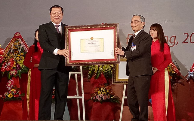 Chủ tịch UBND thành phố Đà Nẵng Huỳnh Đức Thơ trao Bằng khen cho Trường Đại học Duy Tân vì những đóng góp cho sự nghiệp giáo dục và nghiên cứu khoa học
