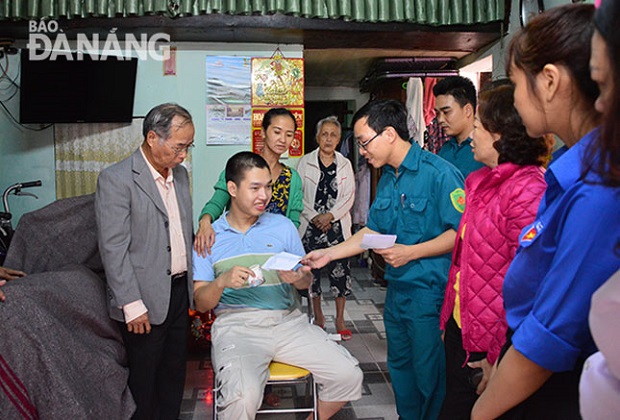 Ms Hoa’s family receiving their Tet gift