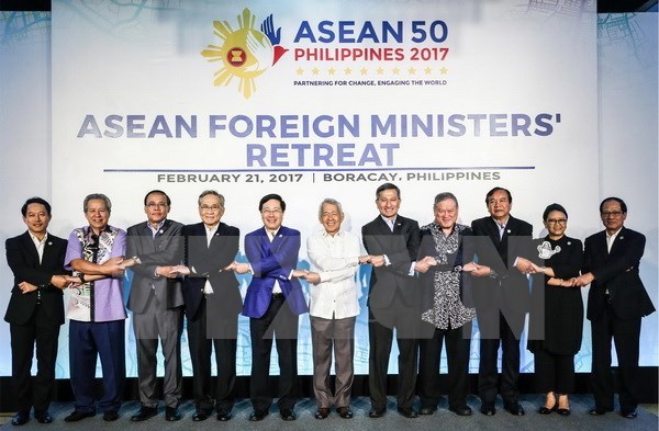 The ASEAN Foreign Ministers pose for a photo at the retreat in Boracay (Photo: VNA)