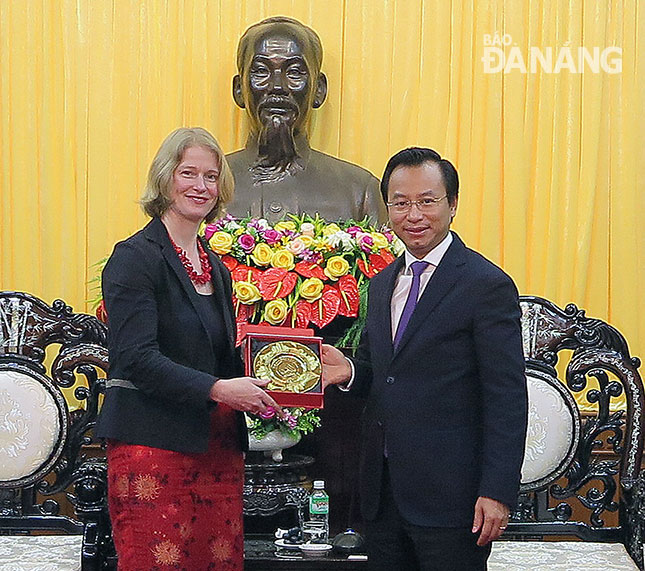 New Zealand Ambassador Matthews (left) and Secretary Anh