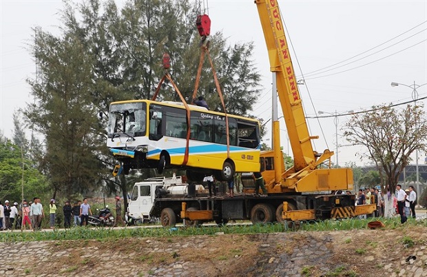 A bus is hoisted by a crane after plunging into a channel in Đà Nẵng. — VNS Photo Công Thành