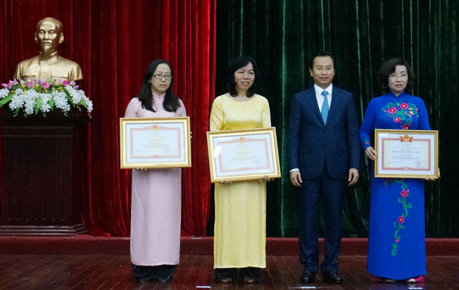 Secretary Anh (2nd right) and the recipients of Certificates of Merit from the Prime Minister