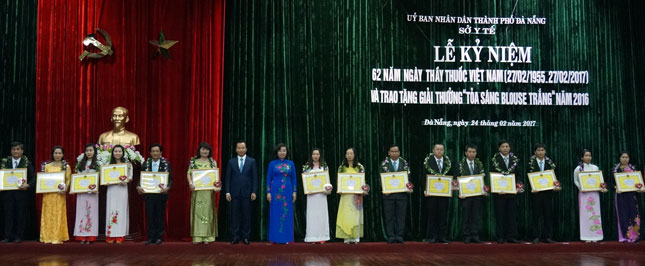 Secretary Anh ( 7th, left), Director Yen (8th, left), and the outstanding medical workers