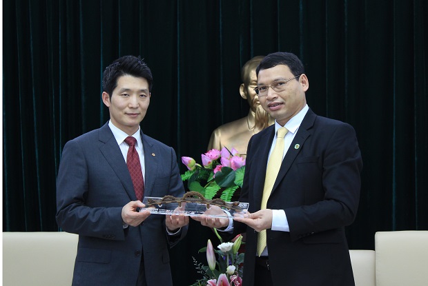 Director Soo (left) and Vice Chairman Minh 