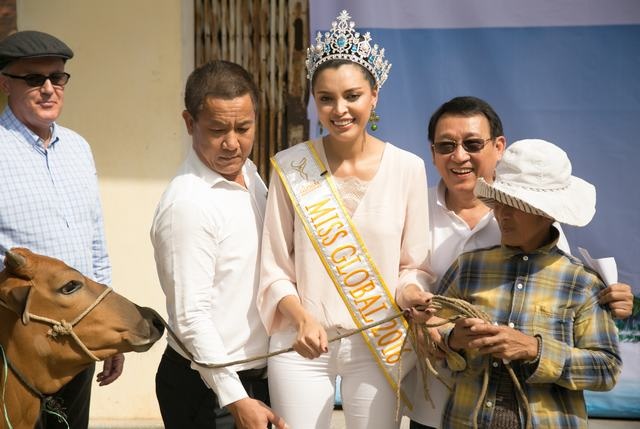 Hoa hậu Toàn cầu 2016 trao bò cho bà con 