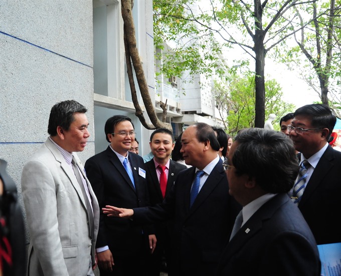 Prime Minister Nguyễn Xuân Phúc receives welcomes from Đà Nẵng University staff yesterday. VNS Photo Công Thành Read more at http://vietnamnews.vn/society/351798/revive-central-university-village-projectpm.html#sSagOcwjzlKjYOie.99