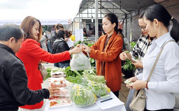  Sellers and buyers at a stall