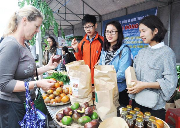  A foreign visitor buying organic fruits