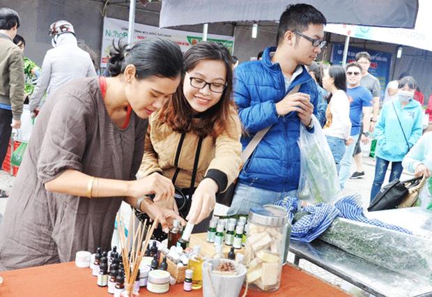  Customers trying natural cosmetics