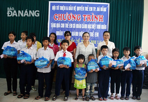 Representatives from the municipal Association of Charities and Children's Rights Protection presenting scholarships to poor pupils