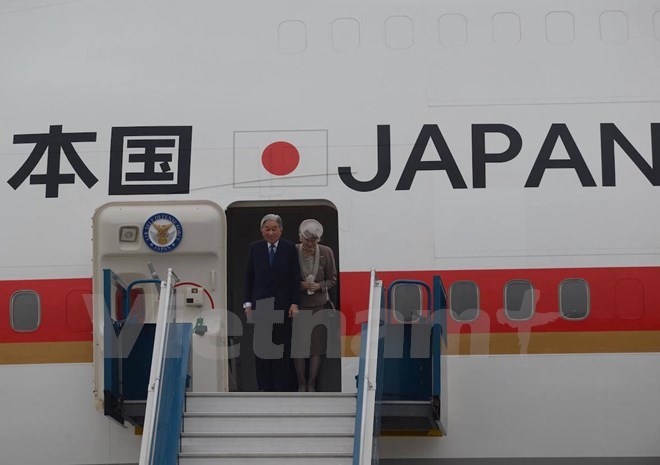 Japan’s Emperor Akihito and Empress Michiko arrives at Noi Bai International Airport in Hanoi on February 28 afternoon (Photo: VNA)