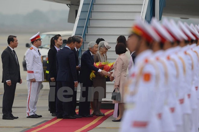 Japan’s Emperor Akihito and Empress Michiko are welcomed at the airport (Photo: VNA)