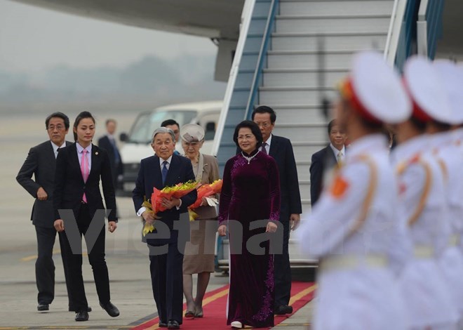 Vietnam's Vice President Dang Thi Ngoc Thinh (R) welcomes the Japanese Emperor and Empress at the airport (Photo: VNA)