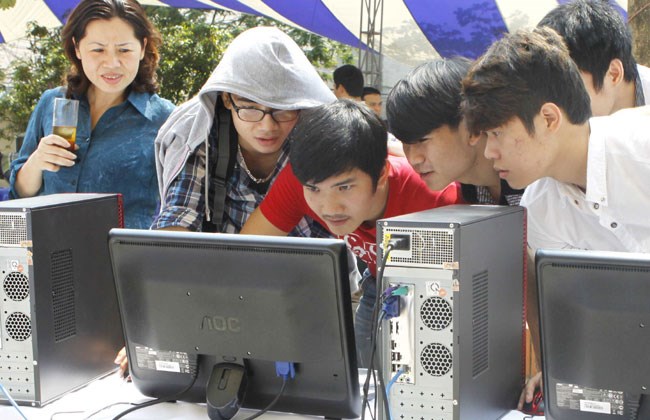 Students from Ha Noi Industrial College stream online videos. ​(Photo: VNA)